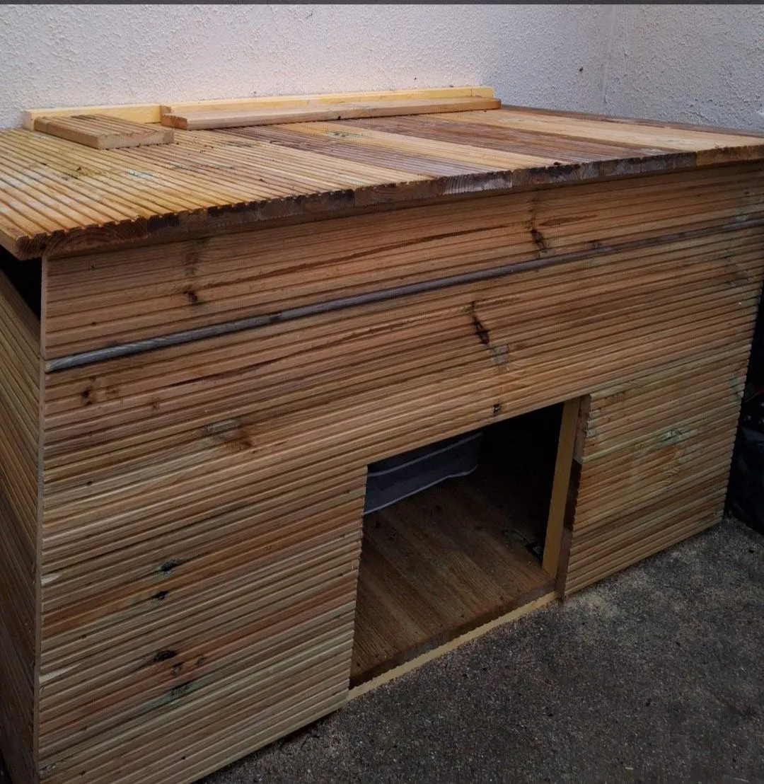Niche pour chien en lames de bois avec toit incliné